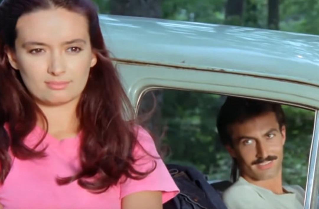 M&uuml;jde Ar'ın oynadığı İffet filmiyle hafızalara kazındı! Faruk Peker bakın artık ne yapıyor?