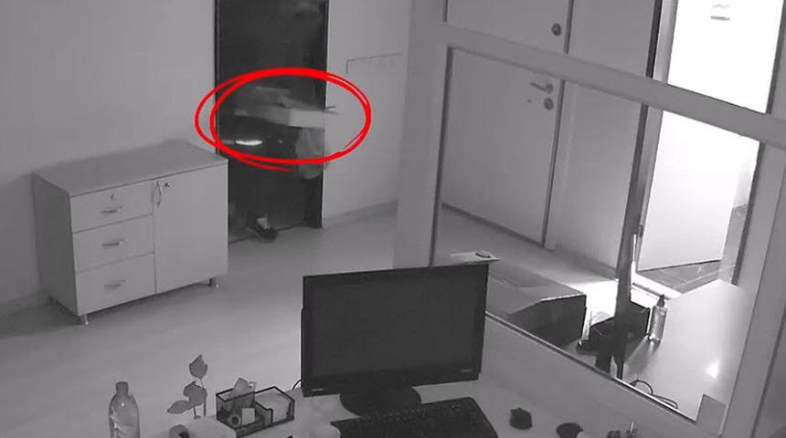 Kasayı çalması yetmedi açmaya yarayacak alet çantasını da aldı! Tam teşekkürlü hırsızlık kameralara yansıdı...