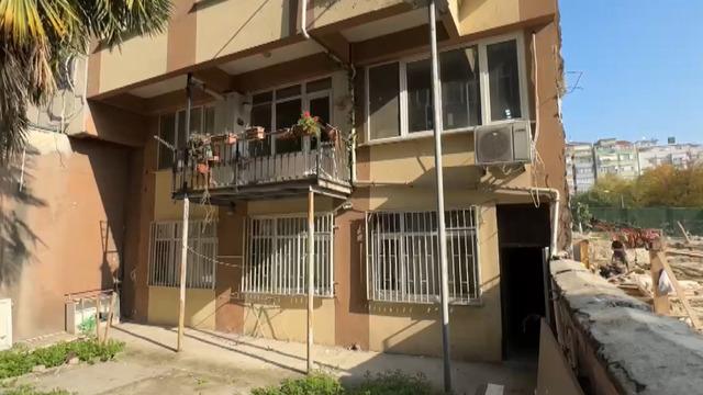 Yarım asırlık binaya önce kaçak balkon yaptılar sonra metal boruyla desteklediler... Akıl almaz olay hem göreni hem duyanı şoke etti!