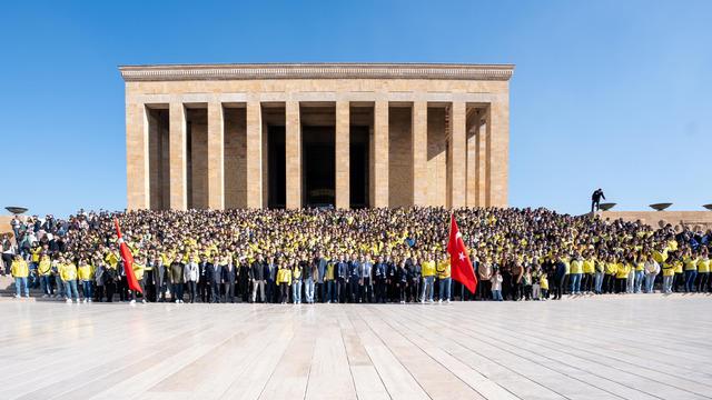 1907 Fenerbahçe Derneği ve 1907 UNİFEB’ten Anıtkabir’e 4 bin 500 öğrenci ile ziyaret
