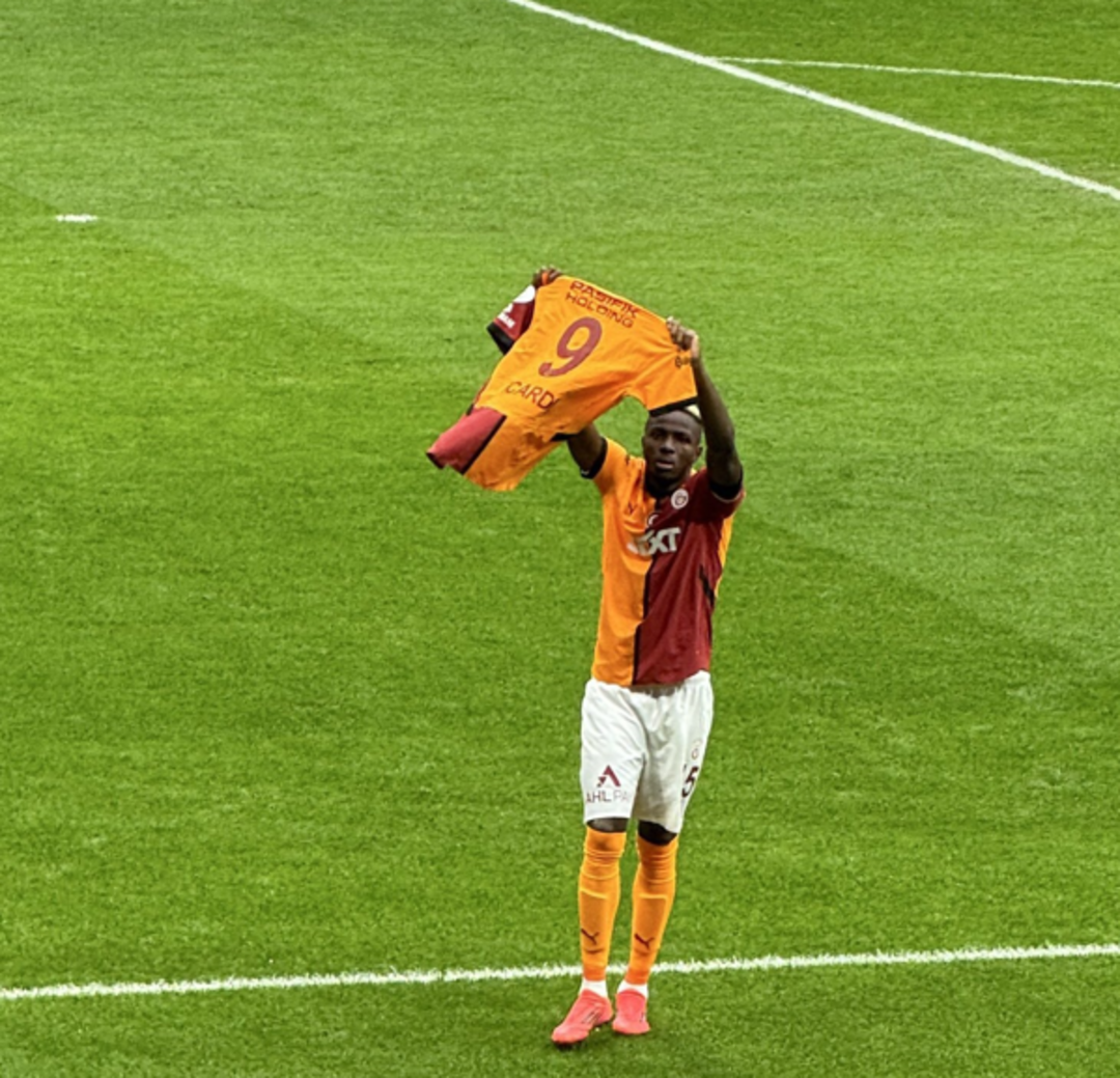 RAMS Park'ta duygusal anlar! Osimhen gol&uuml; sonrası Icardi'yi unutmadı, &ouml;yle bir şey yaptı ki...