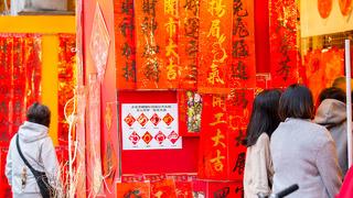 Bu pazara gidip meyve sebze alamazsınız... Çünkü burada sadece gelin damat var! Çocuklarına eş arayanlar ellerinde kağıtla oraya gidiyor