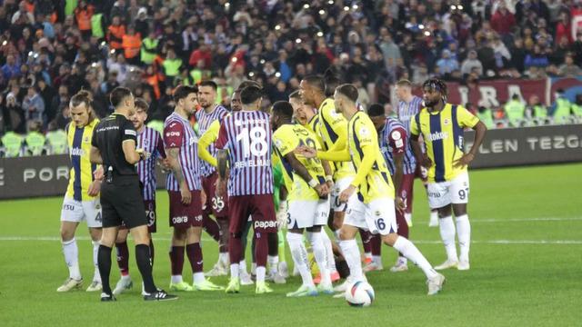 Trabzonspor'da flaş karar! 4 futbolcusunu kadro dışı bıraktı...