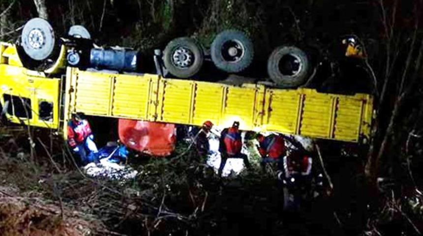 İşçileri taşıyan kamyon şarampole uçtu: 2 ölü, 8 yaralı 