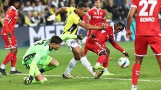 SON DAKİKA: Fenerbahçe zirve takibini sürdürdü! Sarı-Lacivertliler Samsunspor'un puan kaybettiği haftada hata yapmadı