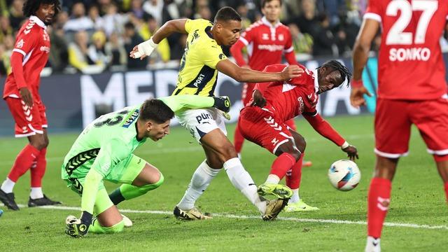 SON DAKİKA: Fenerbahçe zirve takibini sürdürdü! Sarı-Lacivertliler Samsunspor'un puan kaybettiği haftada hata yapmadı