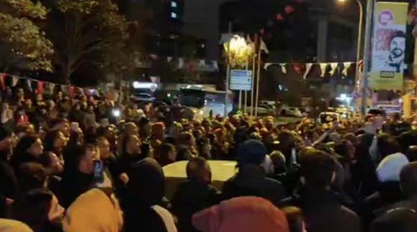 Maltepe Belediyesinde grev! İşçiler kararı gece saatlerinde kapıya astı