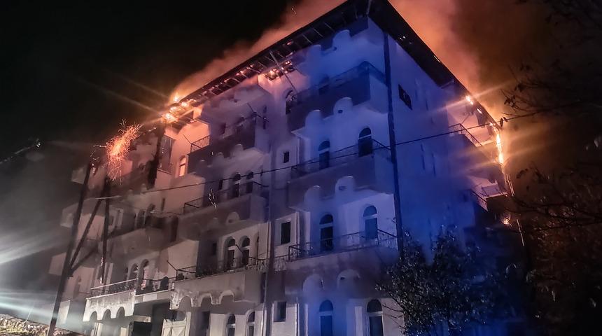 Yozgat'ta apartmanın çatısında çıkan yangın söndürüldü