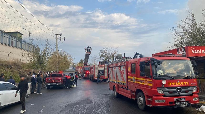 Diyarbakır'da kafede çıkan ve bitişikteki kafeye de sıçrayan yangın kontrol altına alındı