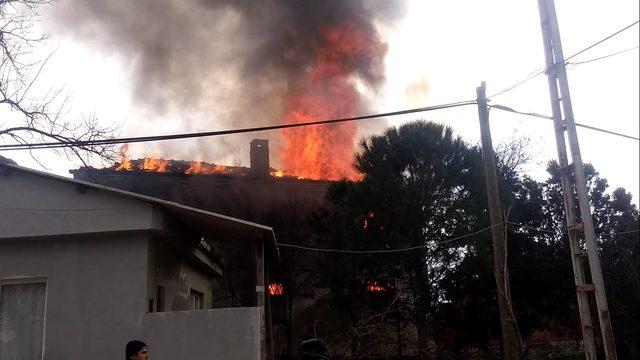 Bayramiç'te köylülerin yardımıyla geçinen felçli kadının evi yandı