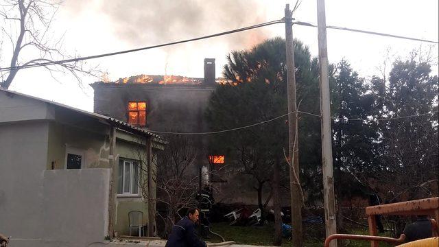 Bayramiç'te köylülerin yardımıyla geçinen felçli kadının evi yandı