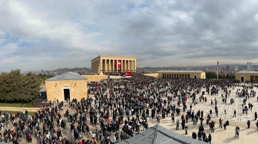 10 Kasım'da Anıtkabir'i 1 milyon 92 bin kişi ziyaret etti