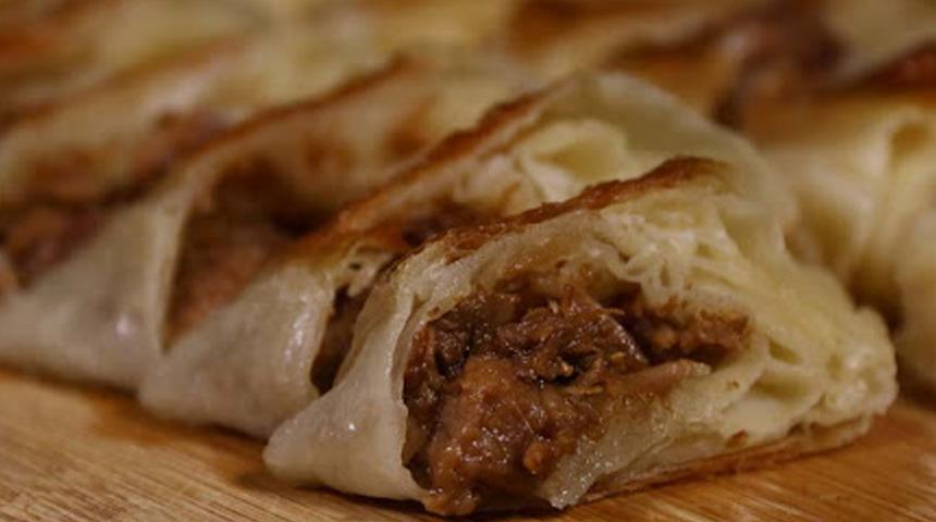 İstanbul'un birçok yerinde var! Şimdi de Fatih'teki börekçide çıktı... Bakın kıyma yerine ne koymuşlar