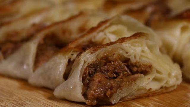 İstanbul'un birçok yerinde var! Şimdi de Fatih'teki börekçide çıktı... Bakın kıyma yerine ne koymuşlar