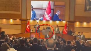 İBB Meclisi'nde CHP ile AK Partililer arasında kavga! Su şişeleri, dosyalar havada uçuştu