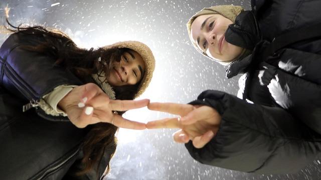 Her yer beyaza büründü! Gece Palandöken'e akın edip kartopu keyfi yaşadılar