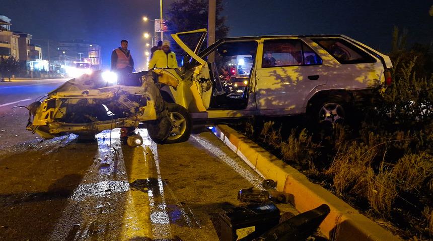 Karaman’da otobüsü sollamak isteyen otomobil ağaçlara çarptı! Yaralılar var