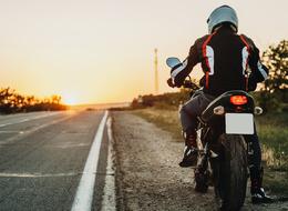 Kask takmak artık yeterli olmayacak! Motorculara yeni 'kıyafet' şartı geliyor, cezası var: Mont, eldiven, pantalon...