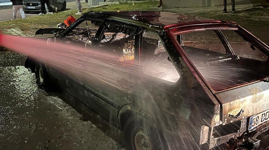 Sivas'ta park halindeyken yangın çıkan otomobil kullanılamaz hale geldi