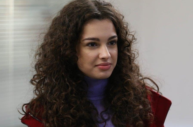 Su Burcu Yazgı mini göğüs dekolteli siyah elbisesiyle herkesi büyüledi! O pozlarına beğeni yağdı...