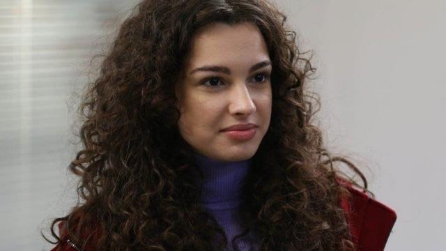 Su Burcu Yazgı mini göğüs dekolteli siyah elbisesiyle herkesi büyüledi! O pozlarına beğeni yağdı...