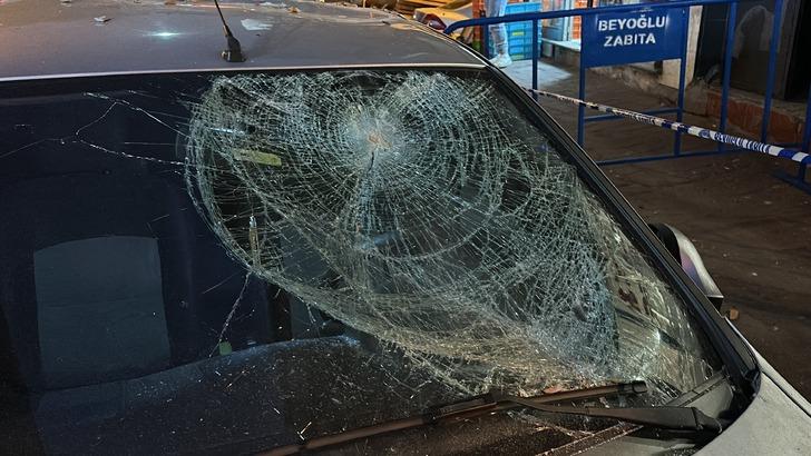 Havadan adeta beton yağdı! Bir kadın ölümden son anda kurtulurken orada bulunan otomobil neredeyse kullanılamaz hale geldi... G4