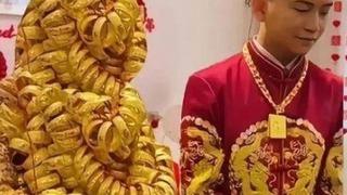 Düğünde geline boğulacak kadar altın taktılar! Ne yüzü gözüktü ne de elleri... Yürüyen kuyumcu dükkanı gibi
