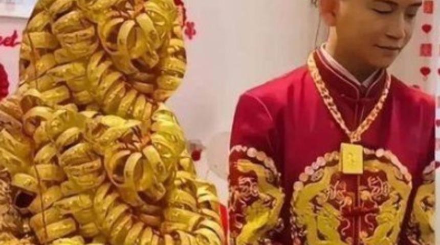 Düğünde geline boğulacak kadar altın taktılar! Ne yüzü gözüktü ne de elleri... "Yürüyen kuyumcu dükkanı gibi"