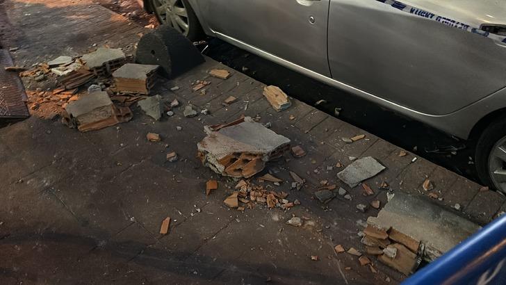 Havadan adeta beton yağdı! Bir kadın ölümden son anda kurtulurken orada bulunan otomobil neredeyse kullanılamaz hale geldi... G2