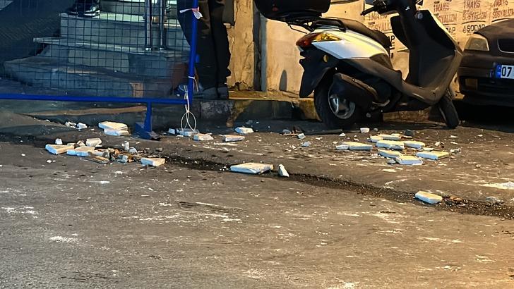 Havadan adeta beton yağdı! Bir kadın ölümden son anda kurtulurken orada bulunan otomobil neredeyse kullanılamaz hale geldi... G1