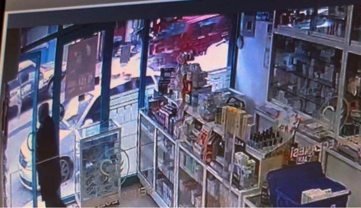 Havadan adeta beton yağdı! Bir kadın ölümden son anda kurtulurken orada bulunan otomobil neredeyse kullanılamaz hale geldi... G5