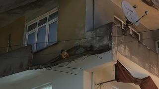 Havadan adeta beton yağdı! Bir kadın ölümden son anda kurtulurken orada bulunan otomobil neredeyse kullanılamaz hale geldi...