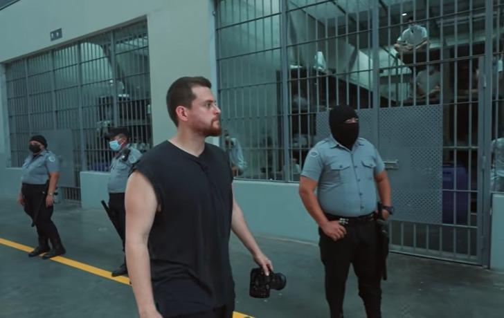 "Dünya üzerindeki cehennem" deniliyor! Türk Youtuber Alper Rende, dünyanın en büyük hapishanesi CECOT'u ziyaret etti... "Buraya giren çıkamıyor" G1