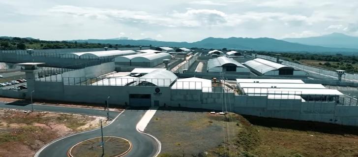 "Dünya üzerindeki cehennem" deniliyor! Türk Youtuber Alper Rende, dünyanın en büyük hapishanesi CECOT'u ziyaret etti... "Buraya giren çıkamıyor" G5