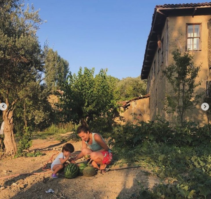 Burcu Kara doğduğu evi köhne halinden kurtardı! Köy evinde doğayla iç içe... G2