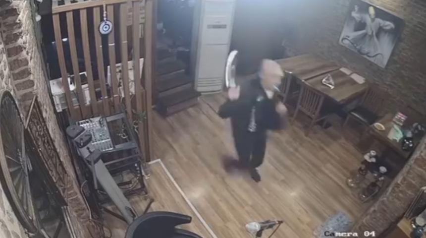 Restorana girdi, kardeşinin kiracısına palayla saldırdı! Dehşet anları saniye saniye güvenlik kamerasına yansıdı