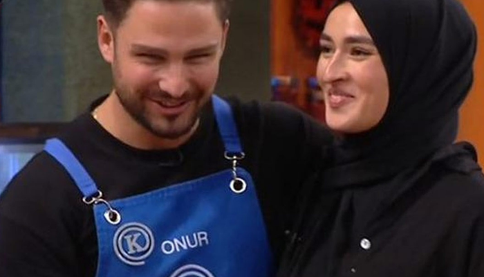 Aşk iddialarını güçlendirdi! MasterChef'te Onur'un Beyza'ya söylediği o söz gündem oldu! Utanarak...