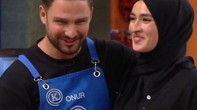 Aşk iddialarını güçlendirdi! MasterChef'te Onur'un Beyza'ya söylediği o söz gündem oldu! Utanarak...