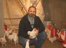 Hobi için 10 tane almıştı işler büyüdükçe büyüdü şimdi bine yakın var! Kendi işinin patronu olup çiftlik kurdu...