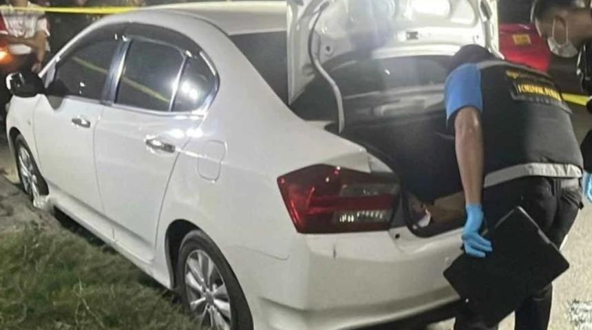 Yol kenarında park halinde araba görünce endişelendiler! İçine baktıklarında dehşet verici manzaraya tanık oldular