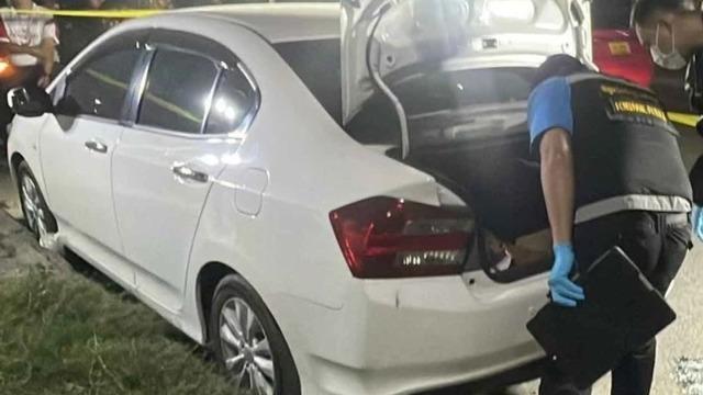 Yol kenarında park halinde araba görünce endişelendiler! İçine baktıklarında dehşet verici manzaraya tanık oldular