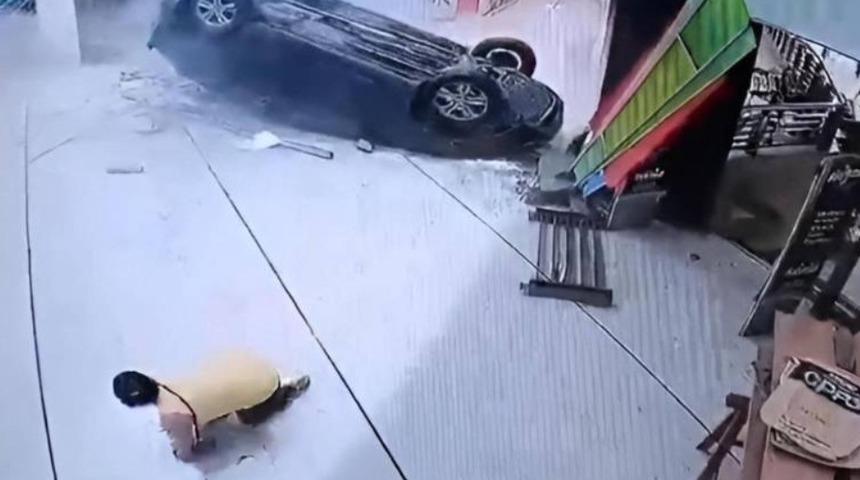 Resmen gökten araba düştü! Kimse bunu beklemiyordu: Araba alışveriş merkezinin ortasına indi: 5 kişi yaralandı... 