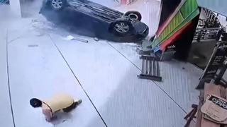 Resmen gökten araba düştü! Kimse bunu beklemiyordu: Araba alışveriş merkezinin ortasına indi: 5 kişi yaralandı... 