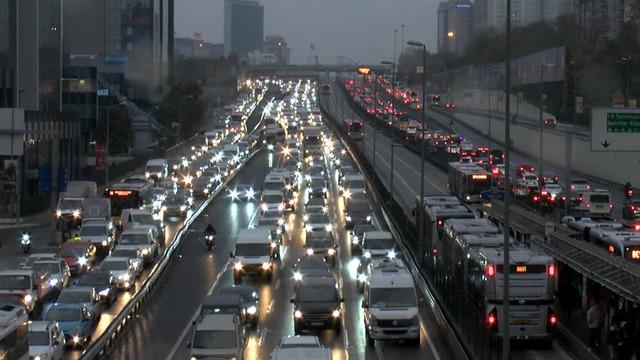 İstanbul'da trafik felç! Yoğunluk yüzde 90'a ulaştı