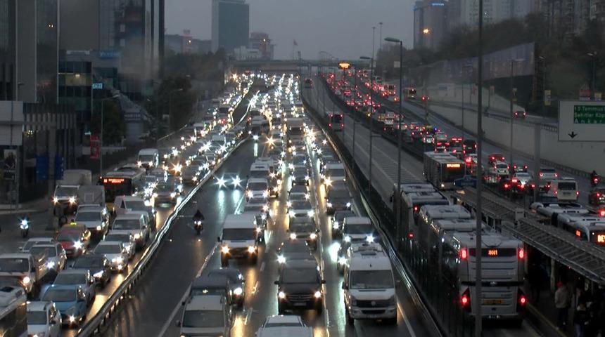 İstanbul'da yağmur trafiği felç etti! Yoğunluk yüzde 90'a ulaştı