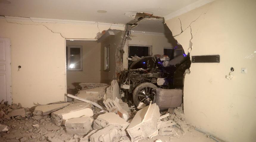 Sivas'ta müstakil eve çarpan otomobilin sürücüsü yaralandı