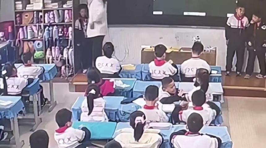 7 yaşındaki çocuk iki öğretmen tarafından sınıfta darp edildi! O anlar saniye saniye güvenlik kamerasına yansıdı