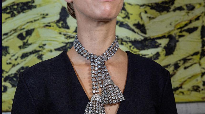 Kraliçe de etti rezil de... Öyle bir kolye ki tam 300 karatlık! Çıkarıldığı ilk müzakerede rekor teklif