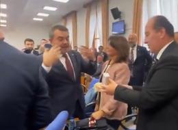 Bakan Tekin'i kumanyalarla karşıladılar 'Konser paralarını getirsinler' Komisyonda gergin anlar