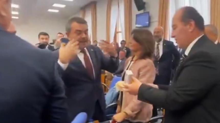 Bakan Tekin'i kumanyalarla karşıladılar 'Konser paralarını getirsinler' Komisyonda gergin anlar